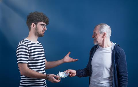 Cari nonni, regalare denaro con bonifico, ecco cosa scrivere nella causale: tutti i suggerimenti