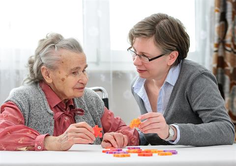 Reinventare la vita con la demenza: il potere della riabilitazione 