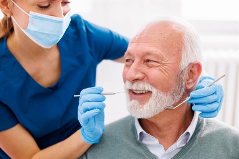 Terza età e denti sani: la guida per la salute orale degli anziani