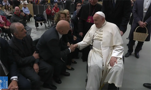 La carezza e il sorriso - Papa Francesco incontra anziani, nonni e nipoti - 27 aprile 2024