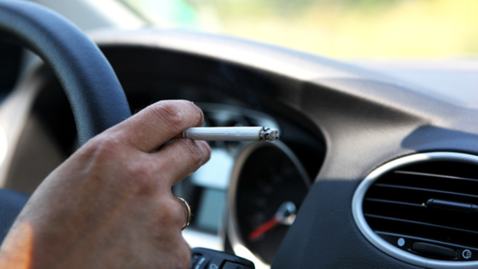 Il divieto di fumare in auto